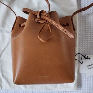 MANSUR GAVRIEL Mini Mini Leather Bucket Bag (Camello/Rosa)